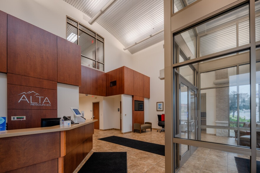 120 N Commercial St, Neenah, WI for lease - Building Photo - Image 3 of 10