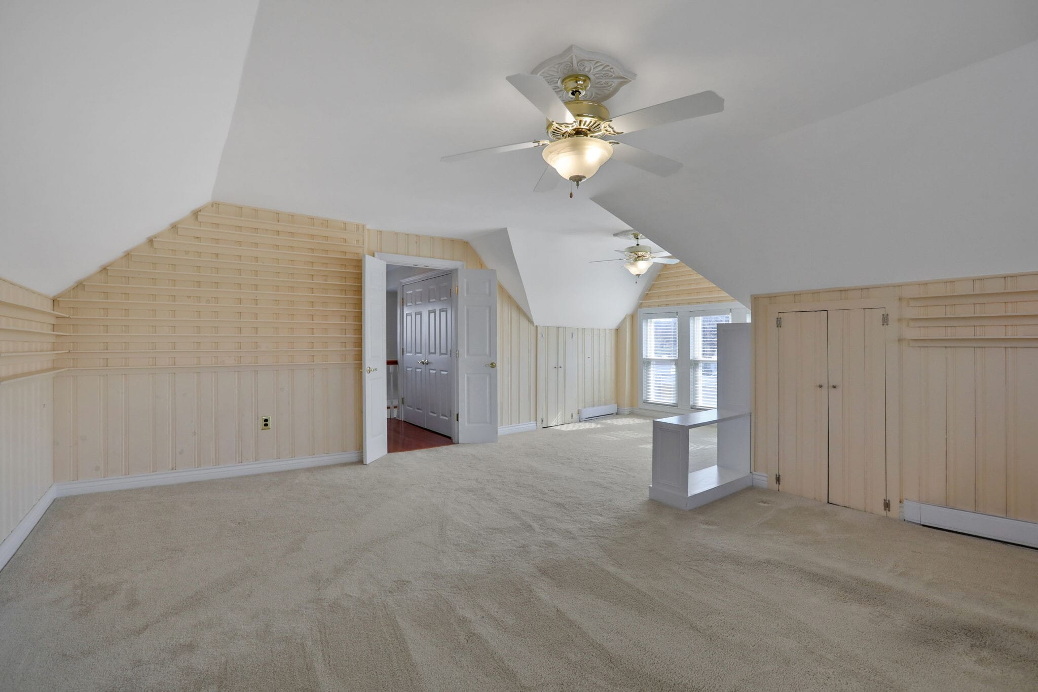 411 Albany Ave, Kingston, NY à vendre Photo intérieure- Image 1 de 58