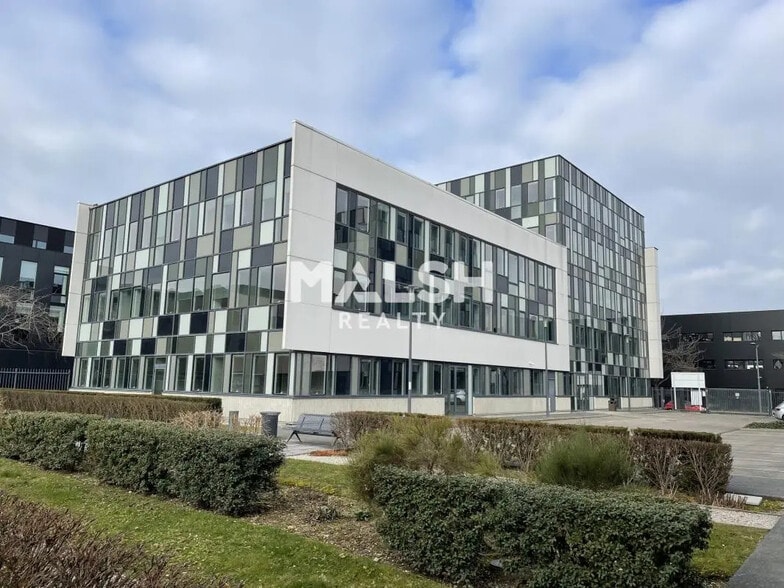 Office in Lyon for lease - Building Photo - Image 2 of 8