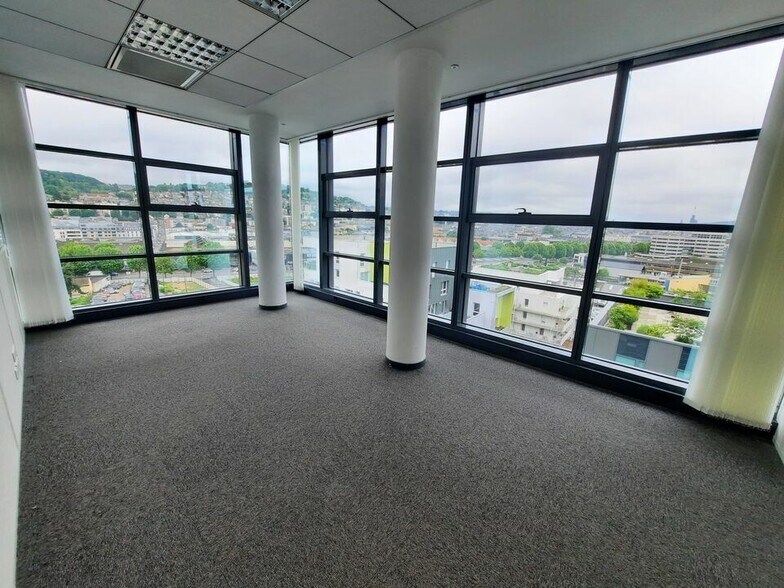 Office in Rouen for lease - Building Photo - Image 3 of 16