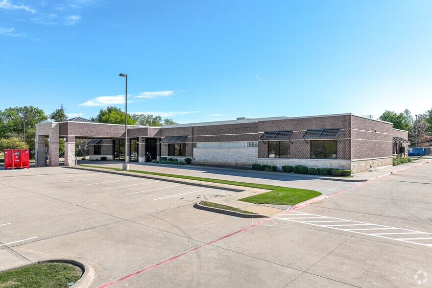 1924 Forest Ridge Dr, Bedford, TX à vendre - Photo du bâtiment - Image 1 de 12