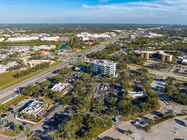 18501 Murdock Cir, Port Charlotte, FL à louer - Photo du bâtiment - Image 2 de 5