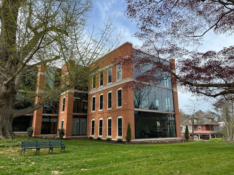 535 N Church St, West Chester, PA à louer - Photo du bâtiment - Image 2 de 18