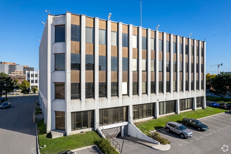225 Yorkland Blvd, Toronto, ON à louer - Photo du bâtiment - Image 2 de 13