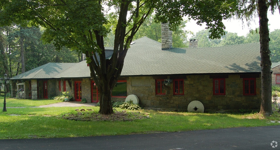 30 Gingerbread Castle Rd, Hamburg, NJ for lease - Building Photo - Image 2 of 9