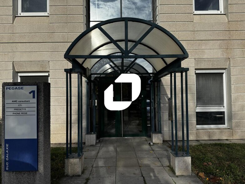 Bureau dans Échirolles à louer - Photo du bâtiment - Image 1 de 16