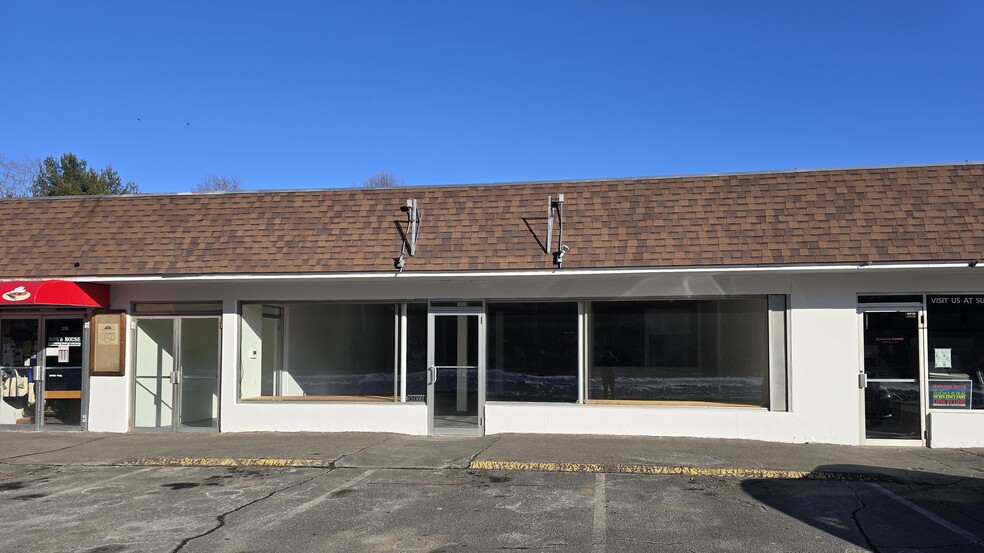 314-326 College St, Amherst, MA for lease - Building Photo - Image 2 of 7