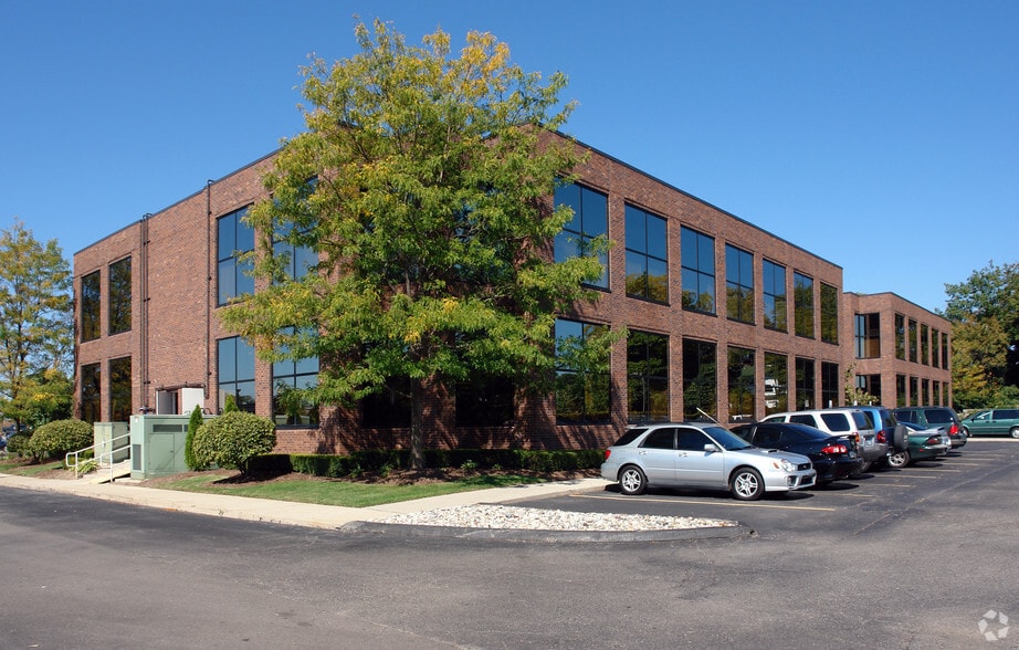 38505 Country Club Dr, Farmington Hills, MI for lease - Building Photo - Image 1 of 10