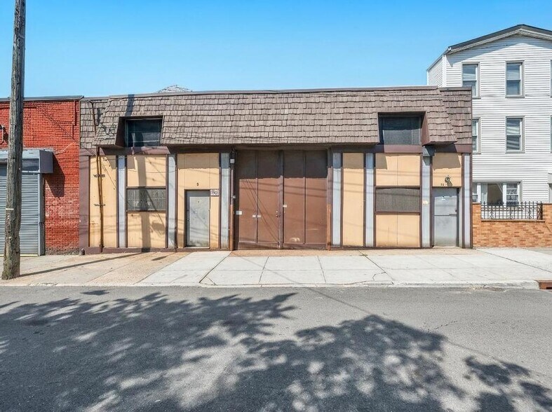 1424 118th St, College Point, NY à vendre - Photo du bâtiment - Image 2 de 25