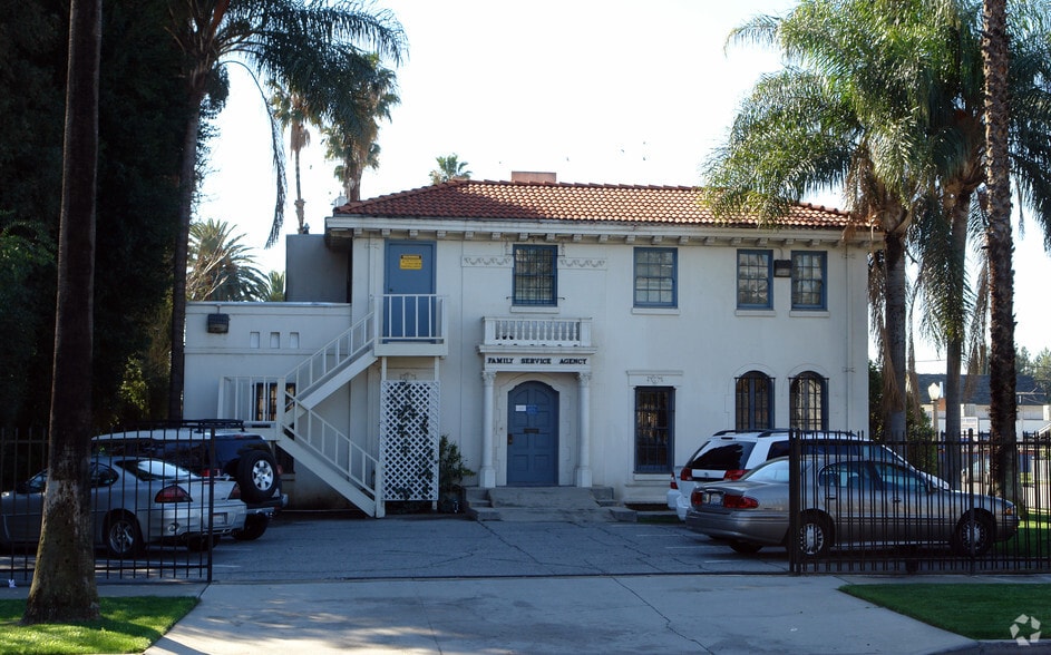 1661-1669 N E St. San Bernardino, CA 924 portfolio of 2 properties for sale on LoopNet.ca - Primary Photo - Image 2 of 2