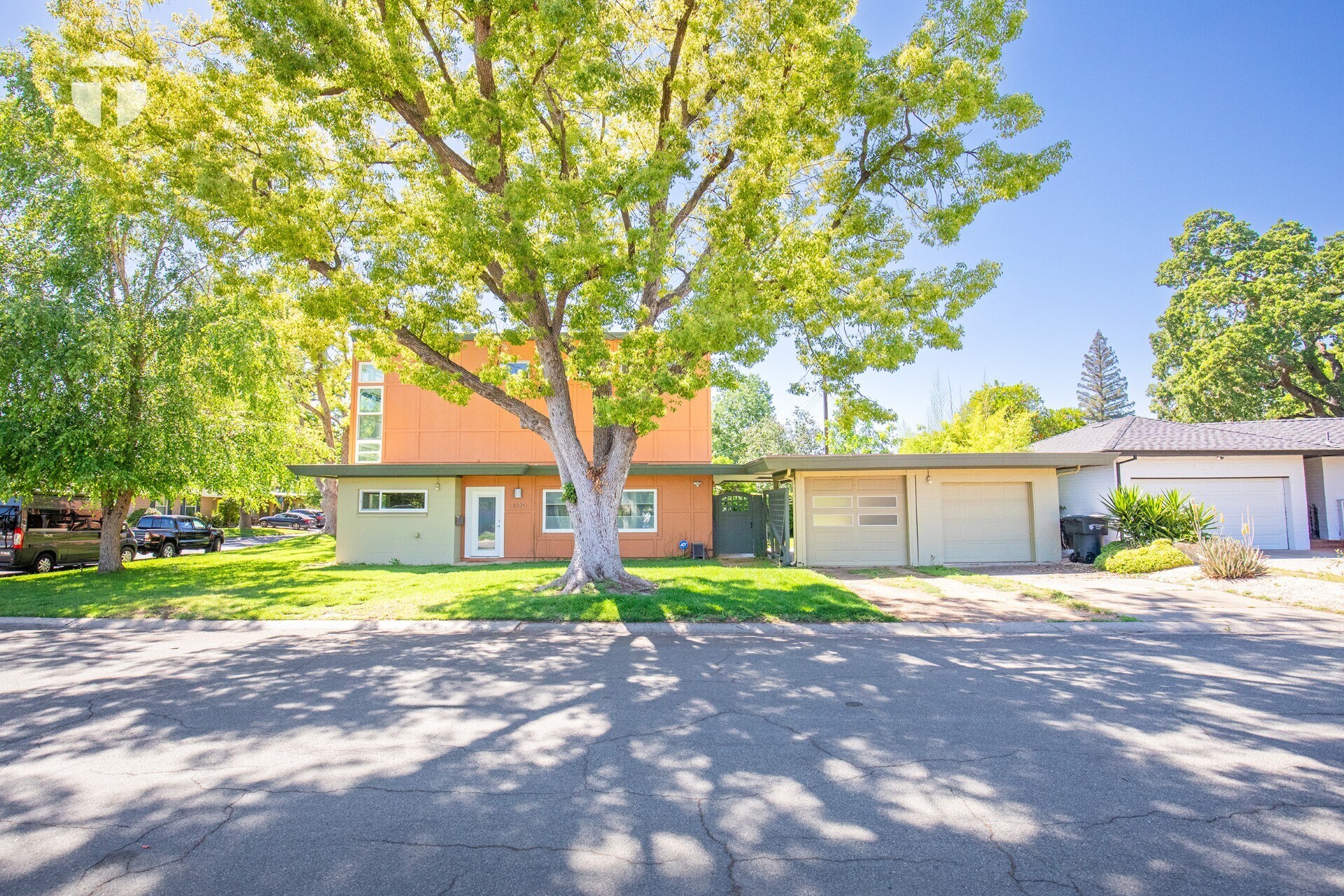 1449 Claremont Way, Sacramento, CA à vendre Photo principale- Image 1 de 35