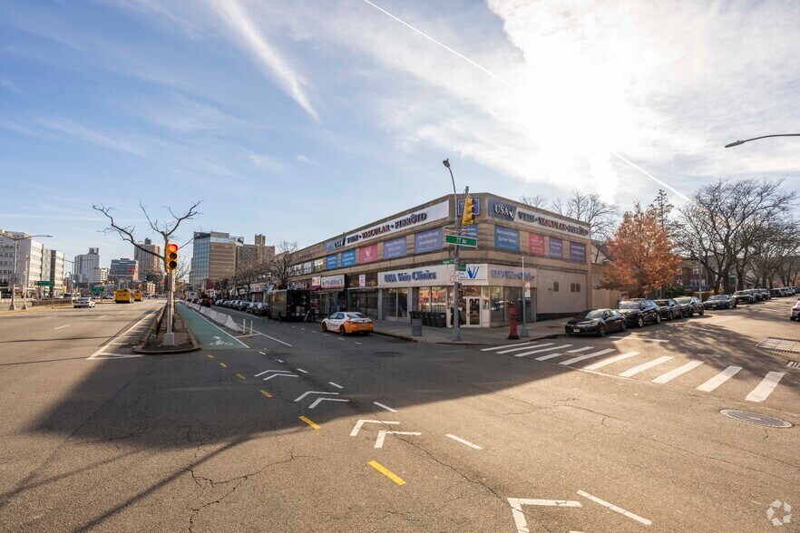 11616 Queens Blvd, Forest Hills, NY à louer - Photo du bâtiment - Image 2 de 5