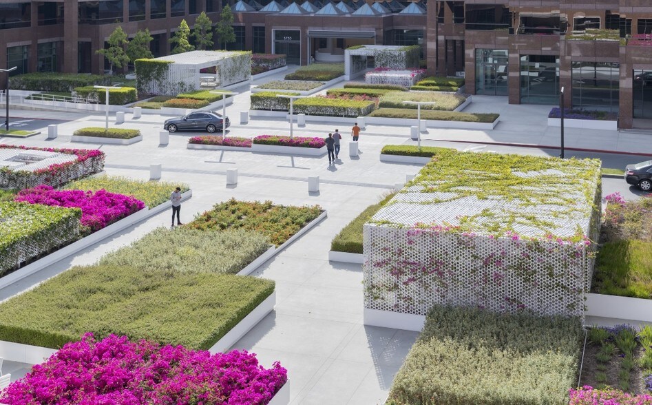 5700 Wilshire Blvd, Los Angeles, CA à louer - Photo du bâtiment - Image 3 de 18