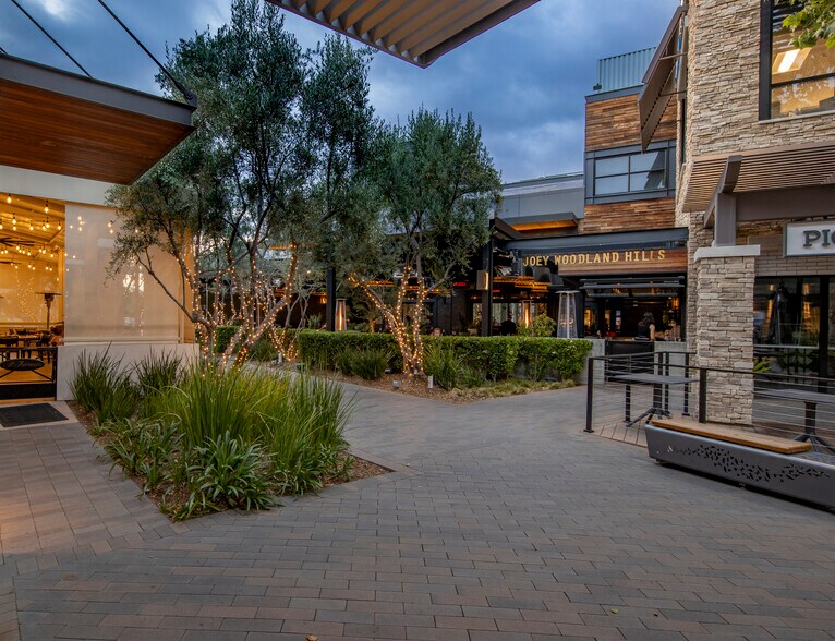 21720 Victory Blvd, Woodland Hills, CA à louer - Photo du bâtiment - Image 3 de 3