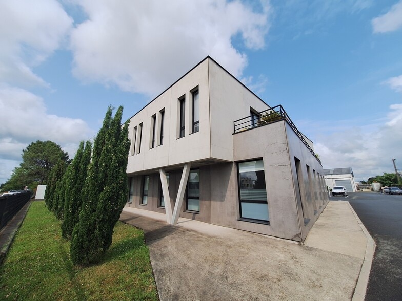 Office in Mérignac for lease - Building Photo - Image 1 of 9