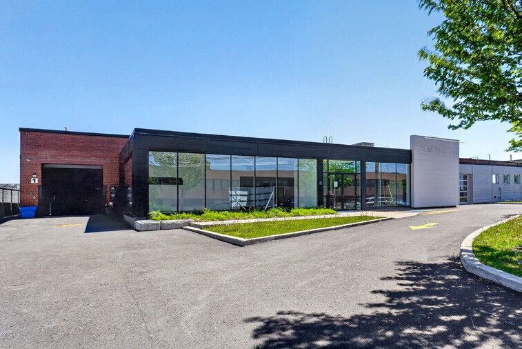5720-5726 Ferrier, Mont-Royal, QC à louer - Photo du bâtiment - Image 2 de 3