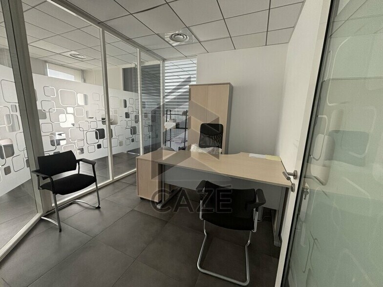 Office in Eysines for lease - Interior Photo - Image 2 of 5