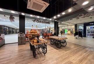 43 Wolsey Walk, Woking for lease Interior Photo- Image 2 of 3