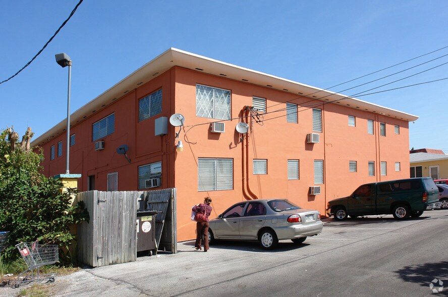 2170 NW Flagler Ter, Miami, FL à vendre - Photo du bâtiment - Image 3 de 25