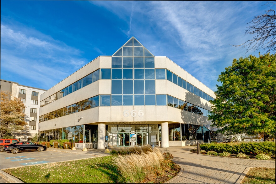666 Boul Saint-Martin O, Laval, QC à louer - Photo du bâtiment - Image 3 de 7
