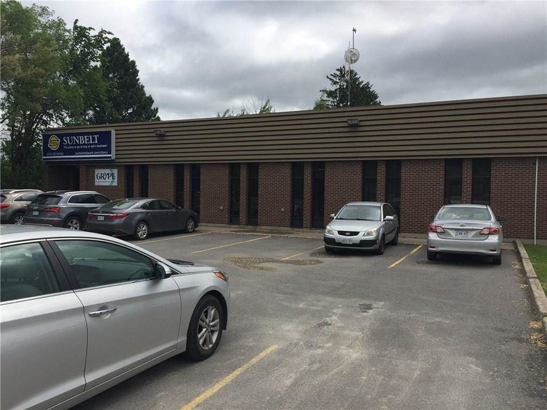 2821 Riverside Dr, Ottawa, ON à vendre - Photo du bâtiment - Image 2 de 15