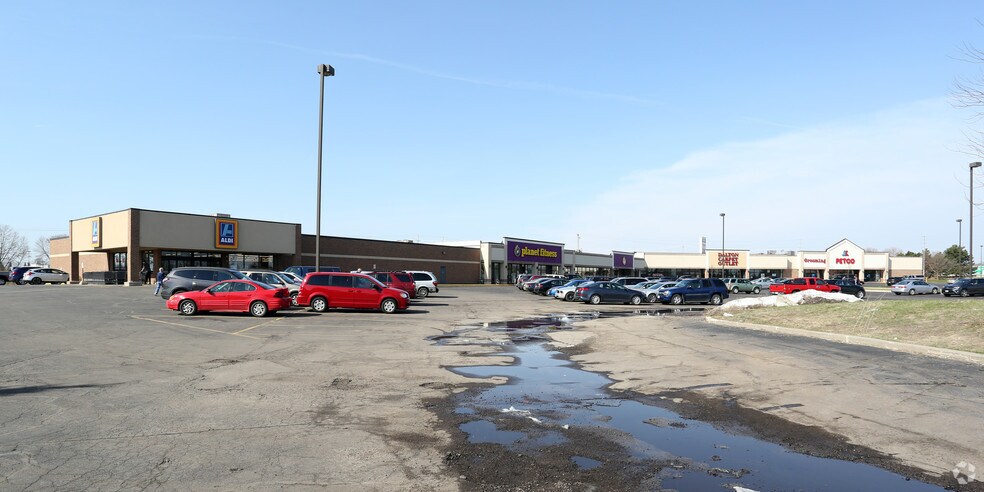 1900-1964 S Koeller St, Oshkosh, WI for lease - Primary Photo - Image 3 of 49