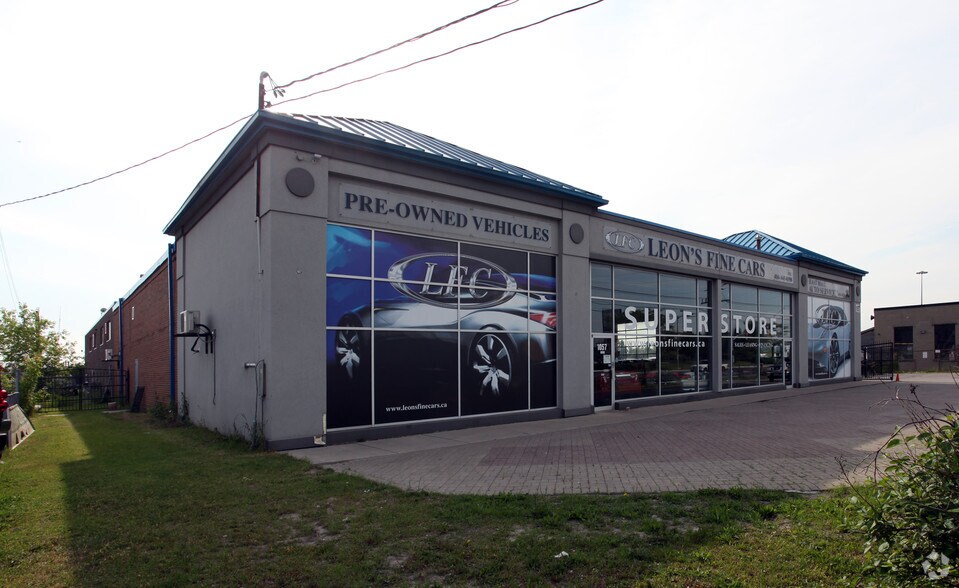 1057 Martin Grove Rd, Toronto, ON for sale - Primary Photo - Image 1 of 1