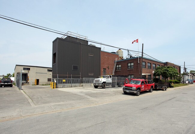 Plus de détails pour 34-38 Industrial St, Toronto, ON - Industriel à vendre