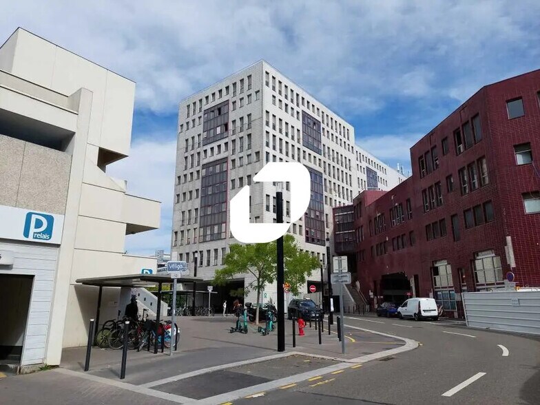 Bureau dans Montigny-le-Bretonneux à louer - Photo du bâtiment - Image 2 de 12