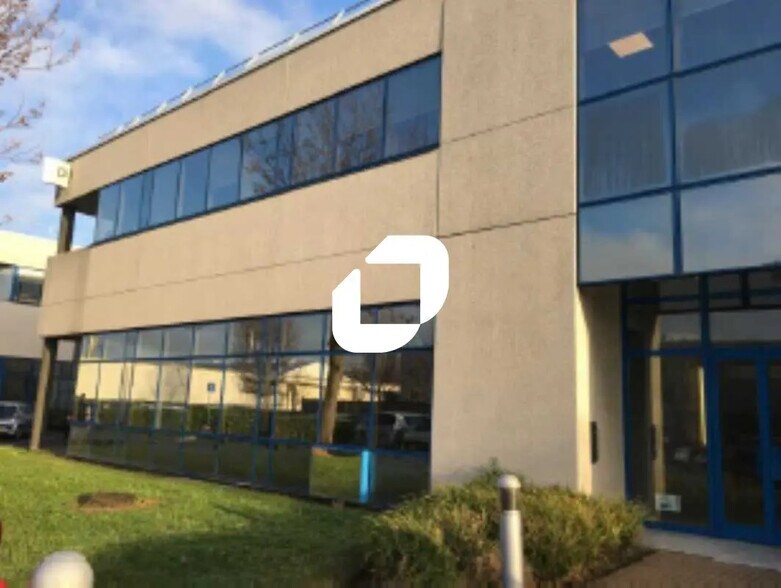 Flex in Gennevilliers for lease - Building Photo - Image 1 of 8