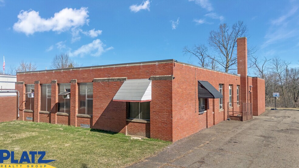 2722 W Liberty St, Girard, OH à louer - Photo du bâtiment - Image 3 de 17