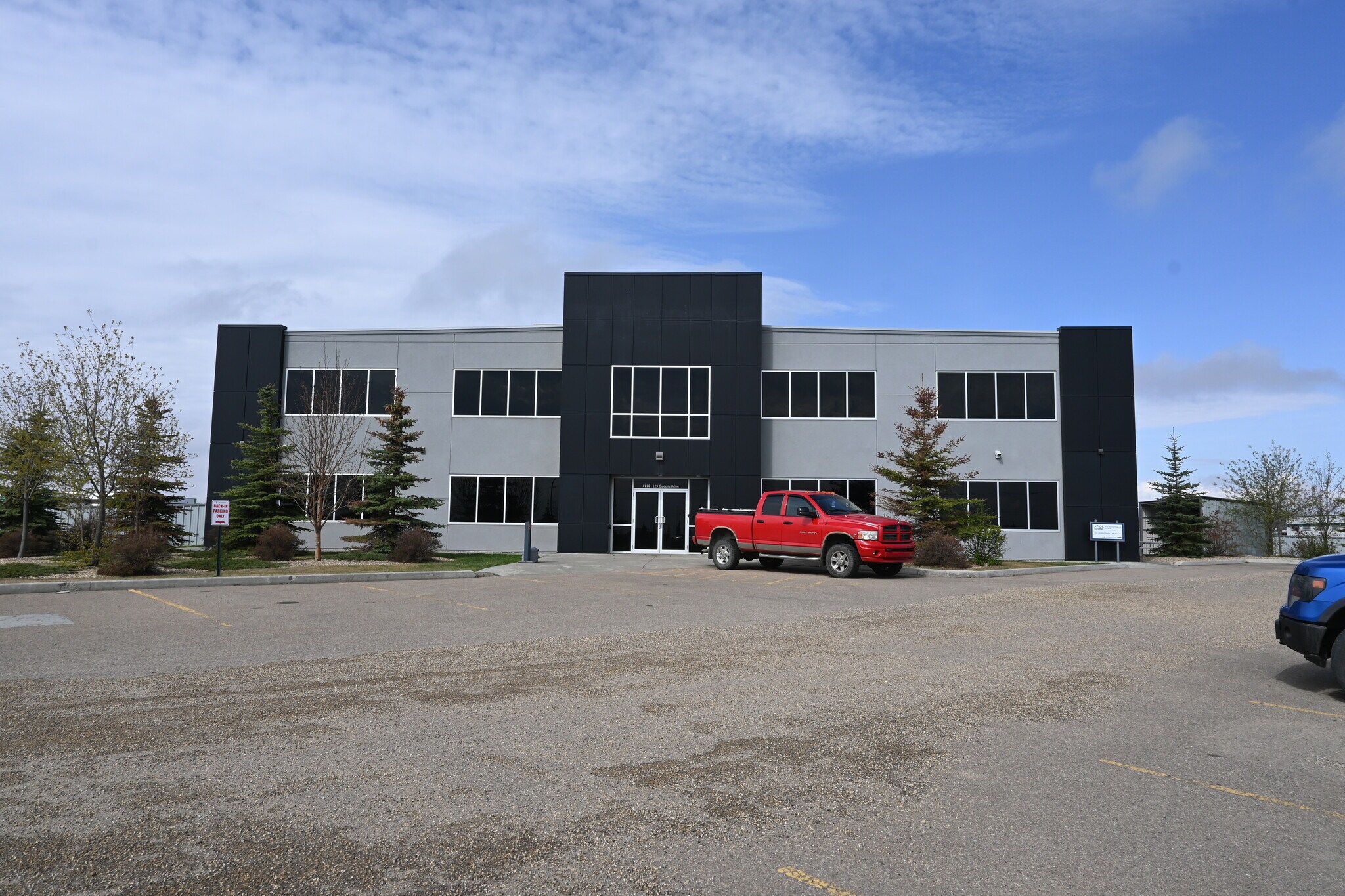 129 Queens Dr, Red Deer County, AB à vendre Photo du bâtiment- Image 1 de 1