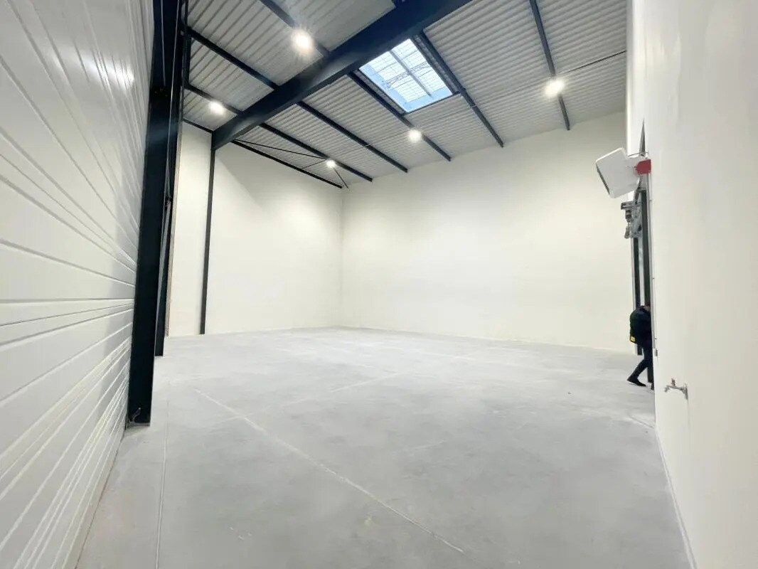 23 Rue Des Beaux Soleils, Osny for lease Interior Photo- Image 1 of 12