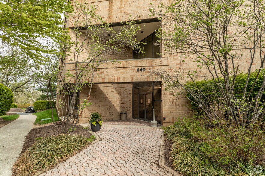 640 Sentry Pky, Blue Bell, PA à louer - Photo du bâtiment - Image 3 de 4