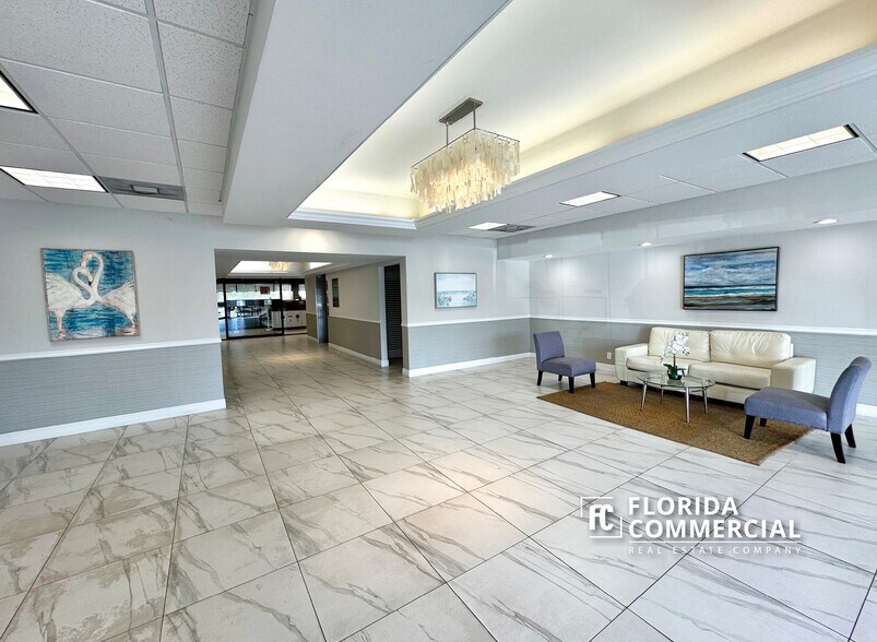 900 SE Federal Hwy, Stuart, FL à louer - Hall d’entrée - Image 2 de 7