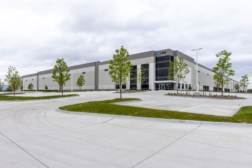 16799 Cicero Ave, Oak Forest, IL for lease - Building Photo - Image 2 of 3