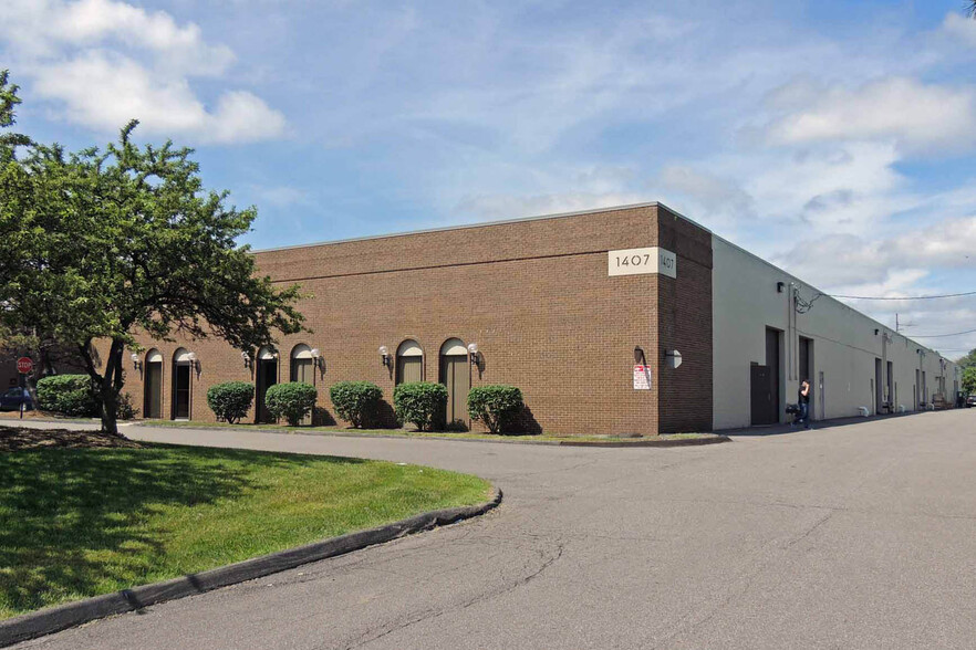 1407 Allen Dr, Troy, MI for lease - Building Photo - Image 1 of 1