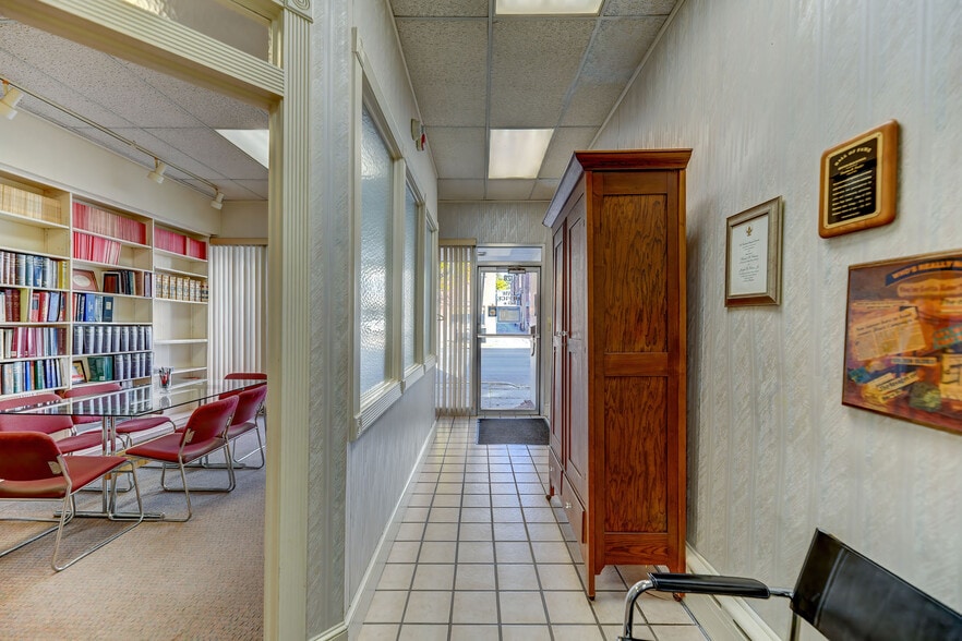 128 W Main St, Bloomsburg, PA for lease - Building Photo - Image 2 of 22