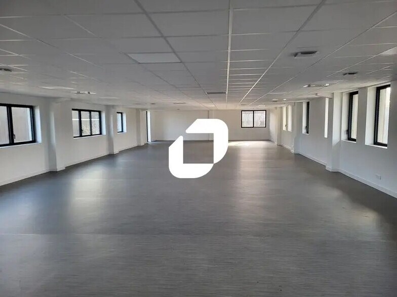 Flex in Gradignan for lease - Interior Photo - Image 2 of 7