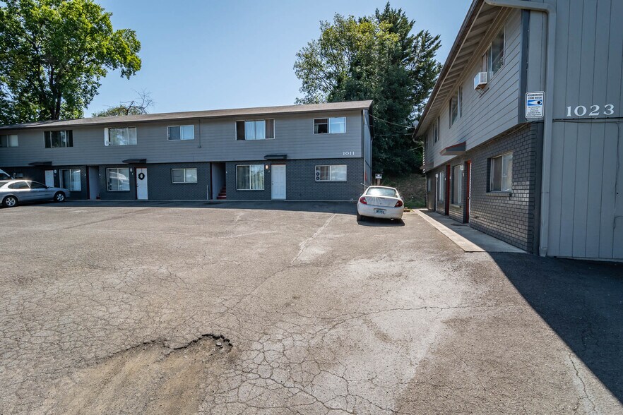 1023 SE Cobb St, Roseburg, OR à vendre - Photo du bâtiment - Image 2 de 13