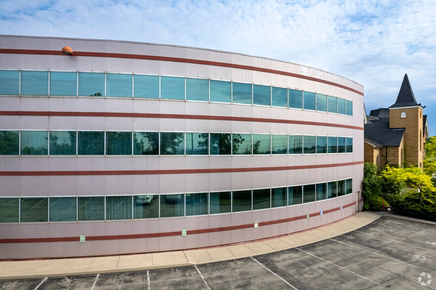 1295 North Service Rd, Burlington, ON for lease - Building Photo - Image 3 of 6