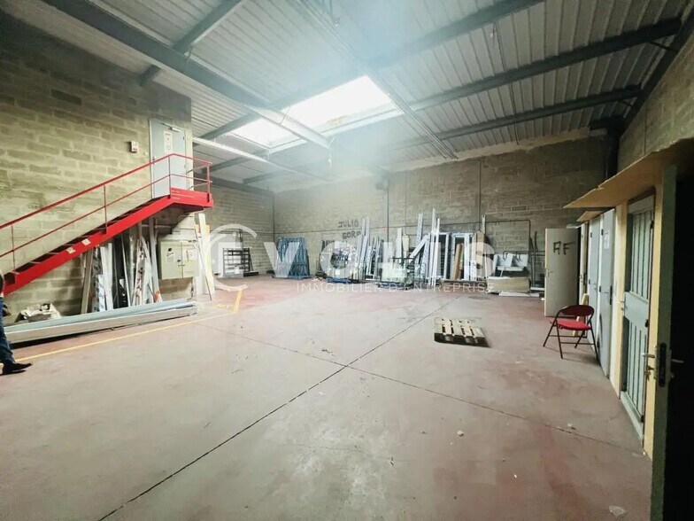 Flex in Noisiel for lease - Interior Photo - Image 2 of 7