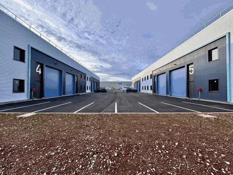 Flex in Saint-Vulbas for lease - Building Photo - Image 2 of 8