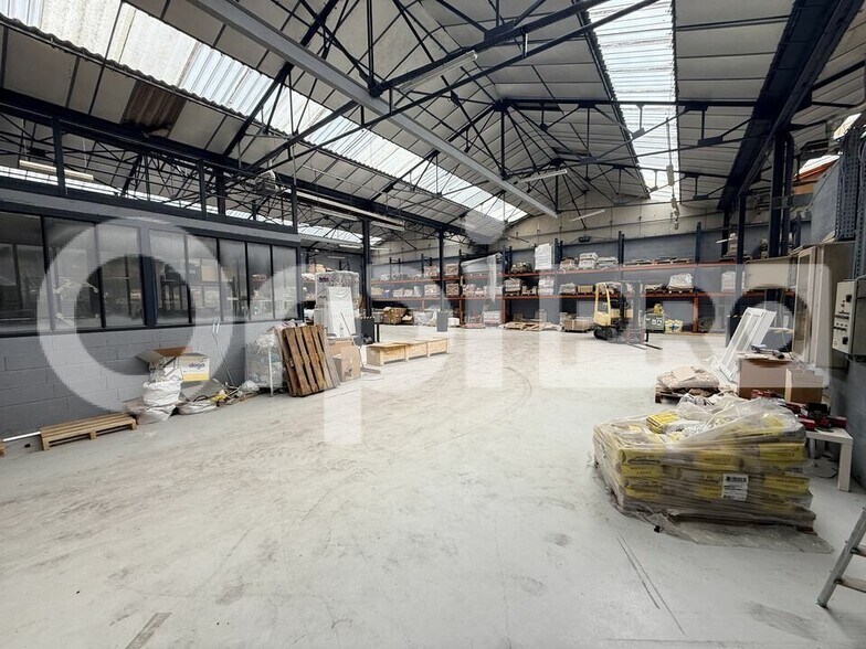 Industrial in Sandouville for lease - Interior Photo - Image 3 of 7