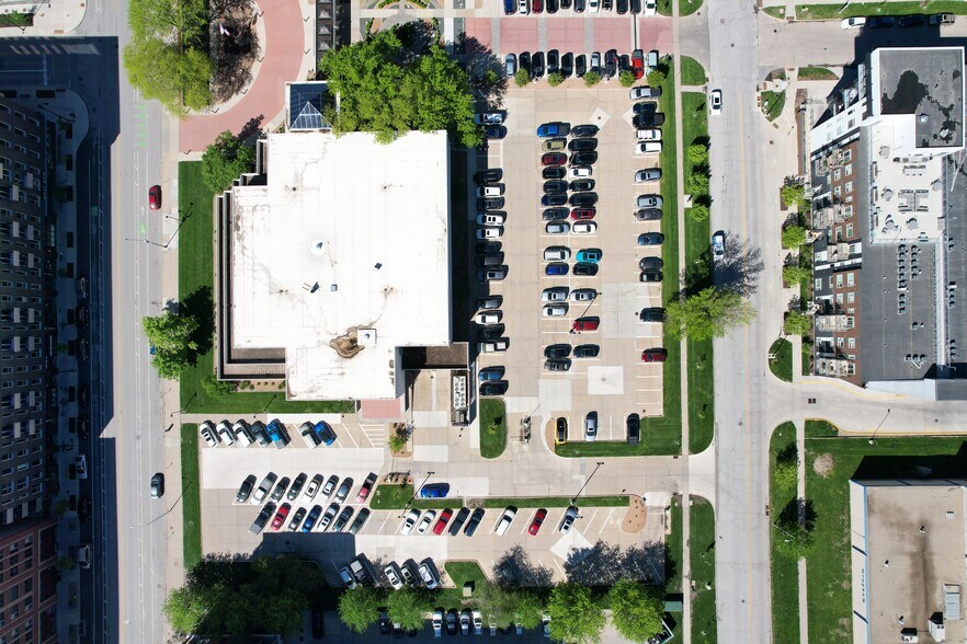 200 E Grand Ave, Des Moines, IA à louer - Photo du bâtiment - Image 3 de 11
