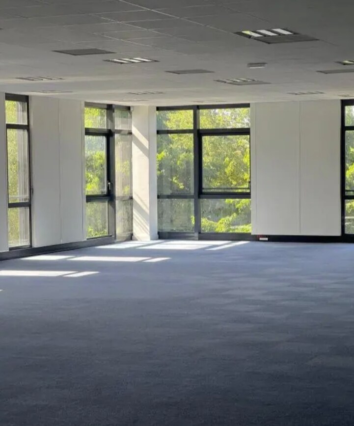 Office in Élancourt for lease Interior Photo- Image 1 of 3