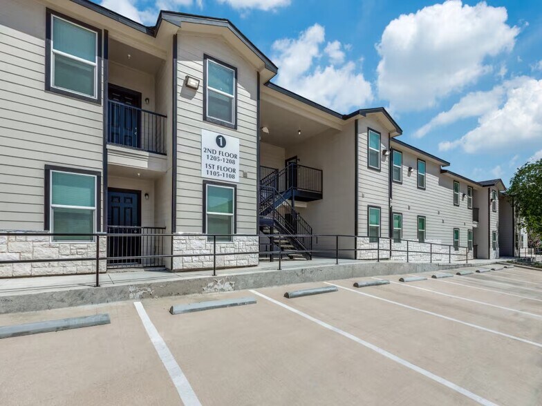 100 Ingram Rd, San Antonio, TX à vendre - Photo du bâtiment - Image 2 de 24