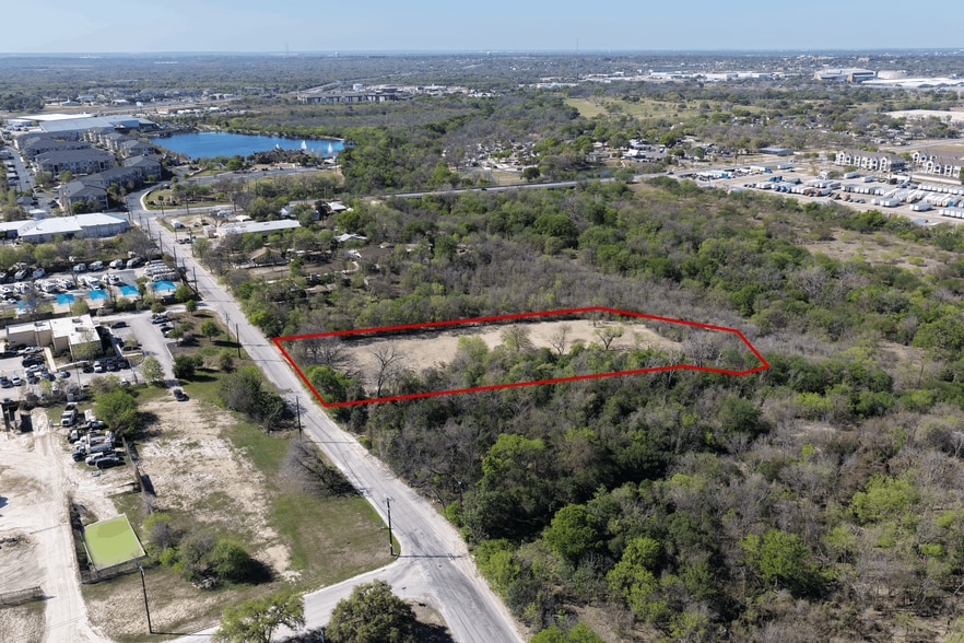 1027 Creekview Dr, San Antonio, TX à vendre - Photo du bâtiment - Image 2 de 6