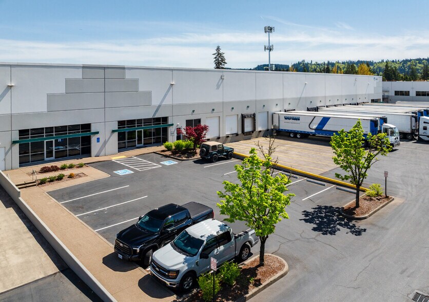 13023 SE Jennifer St, Clackamas, OR à louer - Photo du bâtiment - Image 2 de 6