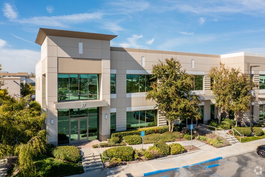 18 Rancho Cir, Lake Forest, CA à louer - Photo du bâtiment - Image 3 de 7